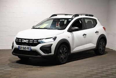 la voiture blanche est garée dans un garage dont le sol est recouvert de carreaux