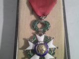 l'image d'une médaille dans une boîte entourée d'un ruban