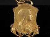 gros plan d'une médaille d'or sur une surface noire