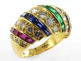 gros plan d'une bague en or avec des pierres multicolores