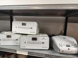 de nombreux appareils électroniques sur une étagère dans un magasin