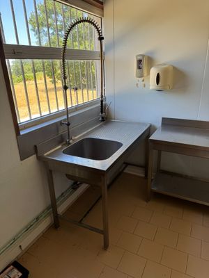 une cuisine équipée d'un évier et d'une fenêtre