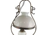 une image représentant une lampe suspendue à une chaîne sur fond blanc