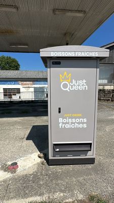 an image of a gas station with a sign that says just queen