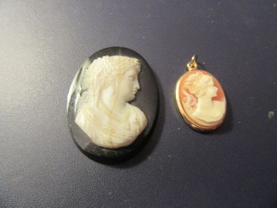 deux bijoux posés sur une table