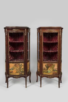 paire de vitrines de style Louis XV, peintes et dorées