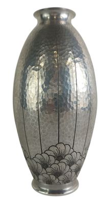 un vase en argent orné d'un motif sur fond blanc