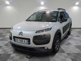 la citrole blanche est garee sur un carrelage en damier