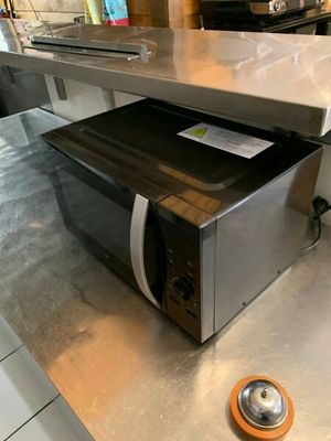 un micro-ondes posé sur le comptoir d'une cuisine