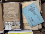 une boîte remplie de livres posée sur une table