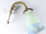 une photo d'une applique murale munie d'un abat-jour en verre