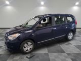 la photo d'un monospace bleu garé dans un garage