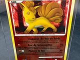 gros plan d'une carte pokemon dans un étui en plastique