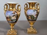 paire de vases anciens en or ornés de scènes peintes à la main