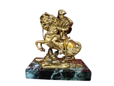 statue d'un homme à cheval avec un chien sur un socle en marbre