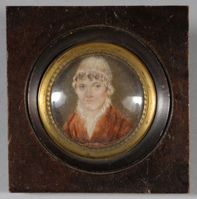 portrait d'une femme vêtue d'un manteau rouge et d'un chapeau blanc