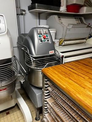 deux mixeurs dans la cuisine, l'un à côté de l'autre