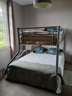 un lit superposé avec un cadre en métal dans une chambre