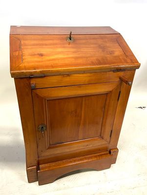 un petit meuble en bois surmonté d'un tiroir