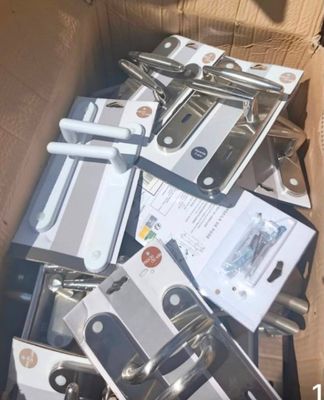 un carton rempli d'appareils électroménagers qui s'y trouvent