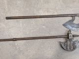 deux vieux outils accrochés au mur