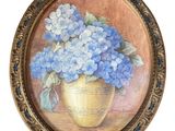 une photo d'un tableau représentant des fleurs bleues dans un vase doré