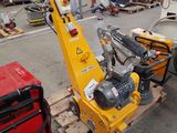 une grue jaune posée sur une palette