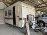 une petite remorque garée dans un garage