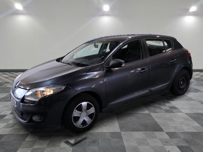 la photo d'une voiture garée dans un garage