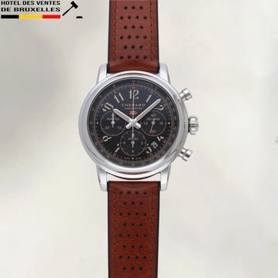 un gros plan d'une montre avec un bracelet marron sur fond blanc