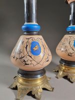 Paire de lampes à pétrole à fut en porcelaine polychrome et … (photo 2)