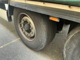 un camion qui a un pneu crevé sur le bord de la route