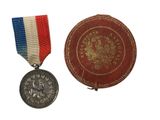 une médaille accompagnée d'un ruban rouge, blanc et bleu et une médaille d'argent accompagnée d'un ruban rouge, blanc et bleu