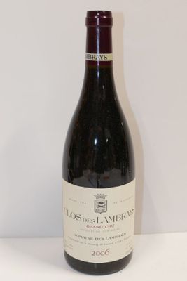 une bouteille de vin posée sur une table