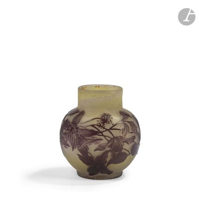 un petit vase orné d'un motif représentant un oiseau