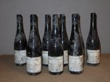 six bouteilles de vin sont alignées sur une table