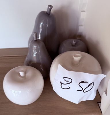 trois vases posés sur une étagère, avec une étiquette de prix dessus
