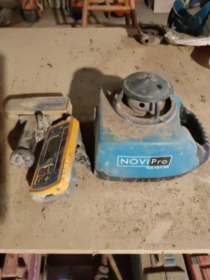 two pictures of a machine that is sitting on the floor