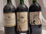 trois bouteilles de vin sont alignées sur une table