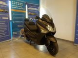 un motocycle garé à l'intérieur d'un bâtiment