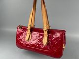 Sac à main Louis Vuitton en cuir rouge à motif Monogram