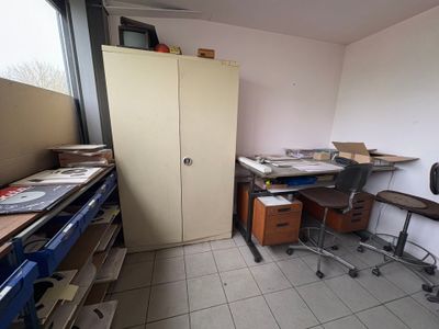 Armoire, table à dessin, 2 sièges haut