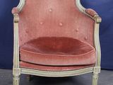 une chaise rouge aux bordures dorées sur fond bleu