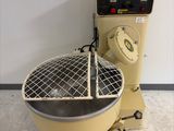 une machine posée sur le sol à côté d'un mur