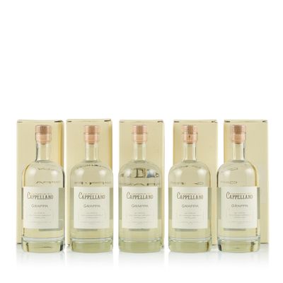 trois bouteilles de gin et trois verres de gin sur fond blanc