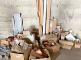 une pile de boîtes et d'autres objets dans une pièce