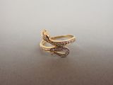 une photo d'une bague en or en forme de serpent, sertie de diamants