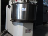 une machine posée sur le sol de la cuisine
