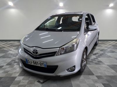 une voiture argentée garée dans une pièce