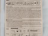une feuille de papier sur laquelle figurent des instructions, posée sur une table